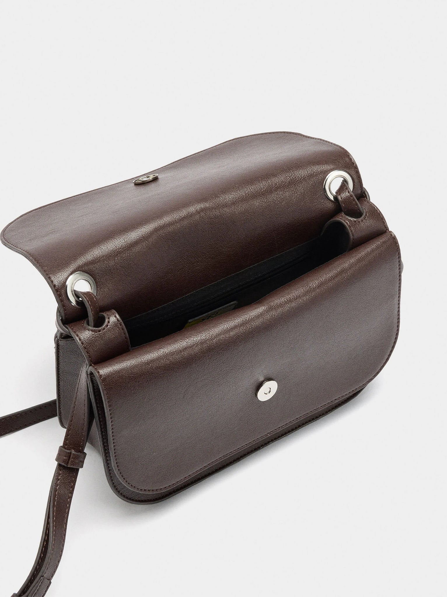 Bolso bandolera con solapa doble