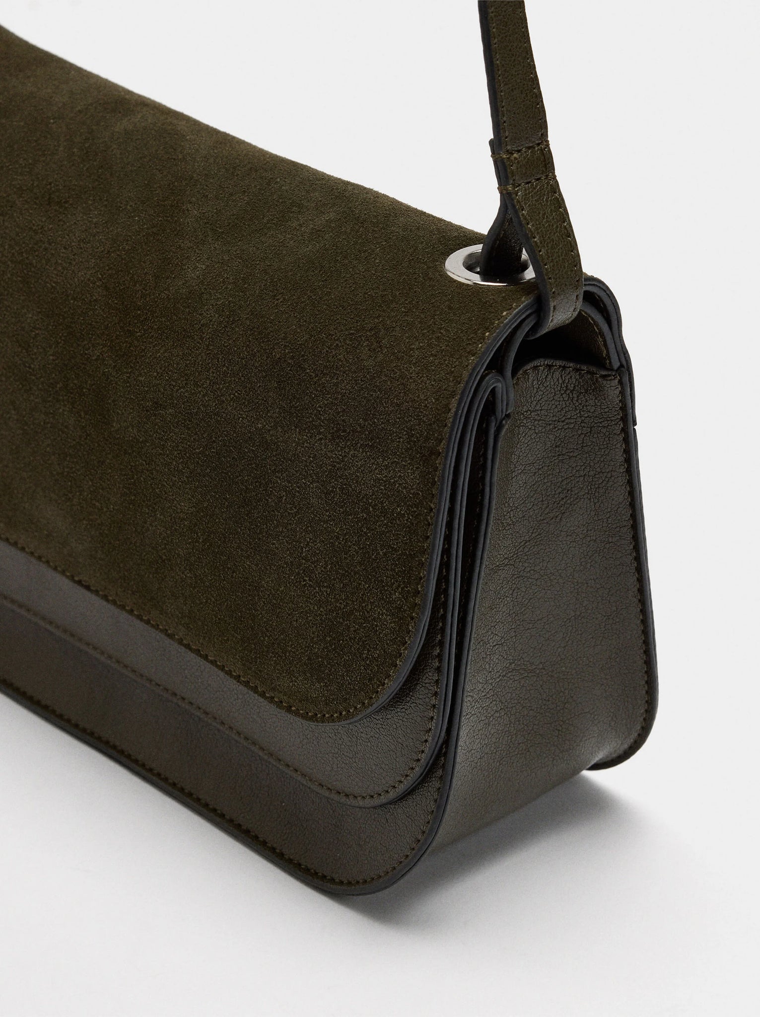 Bolso bandolera con solapa doble