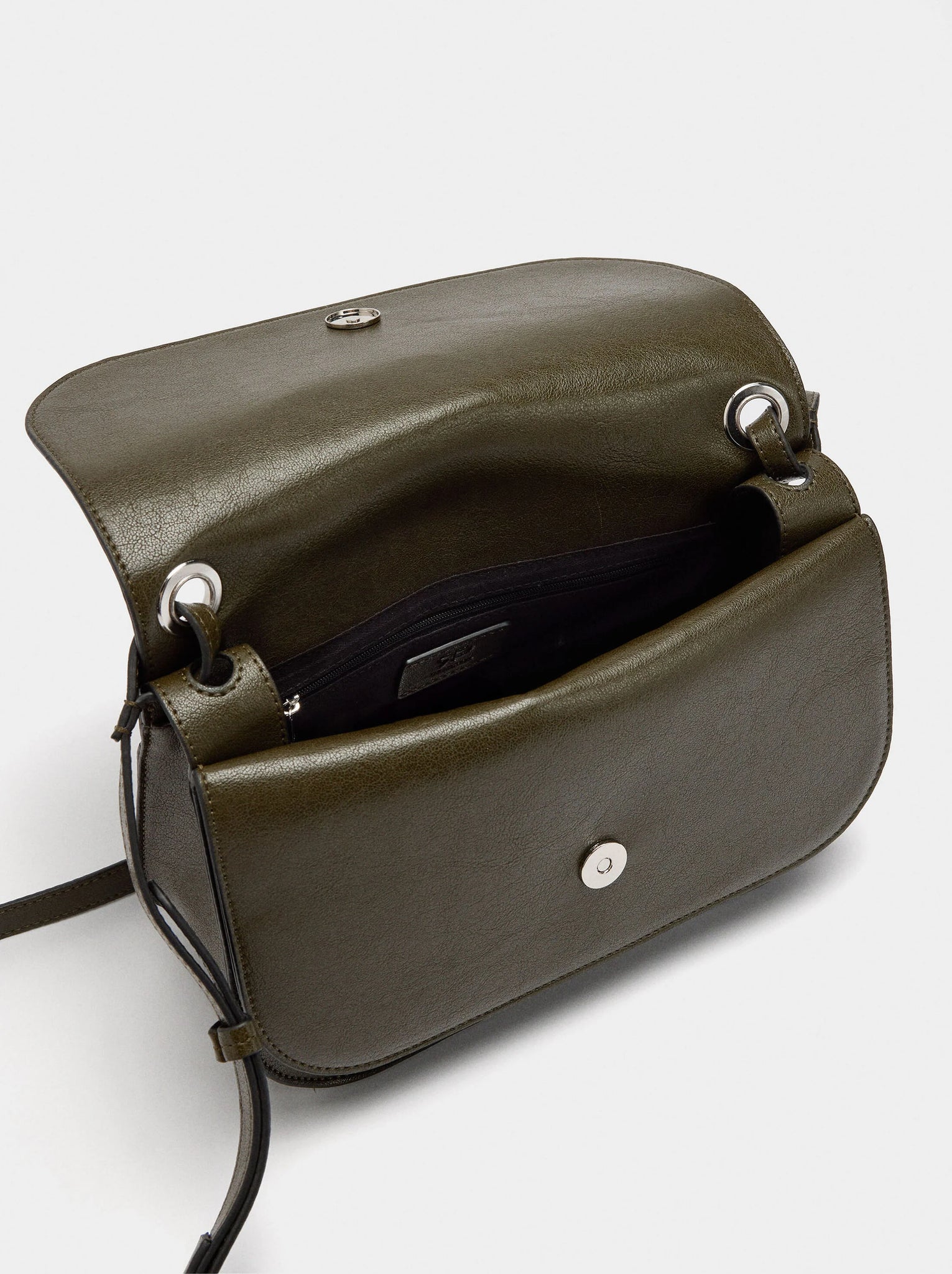 Bolso bandolera con solapa doble