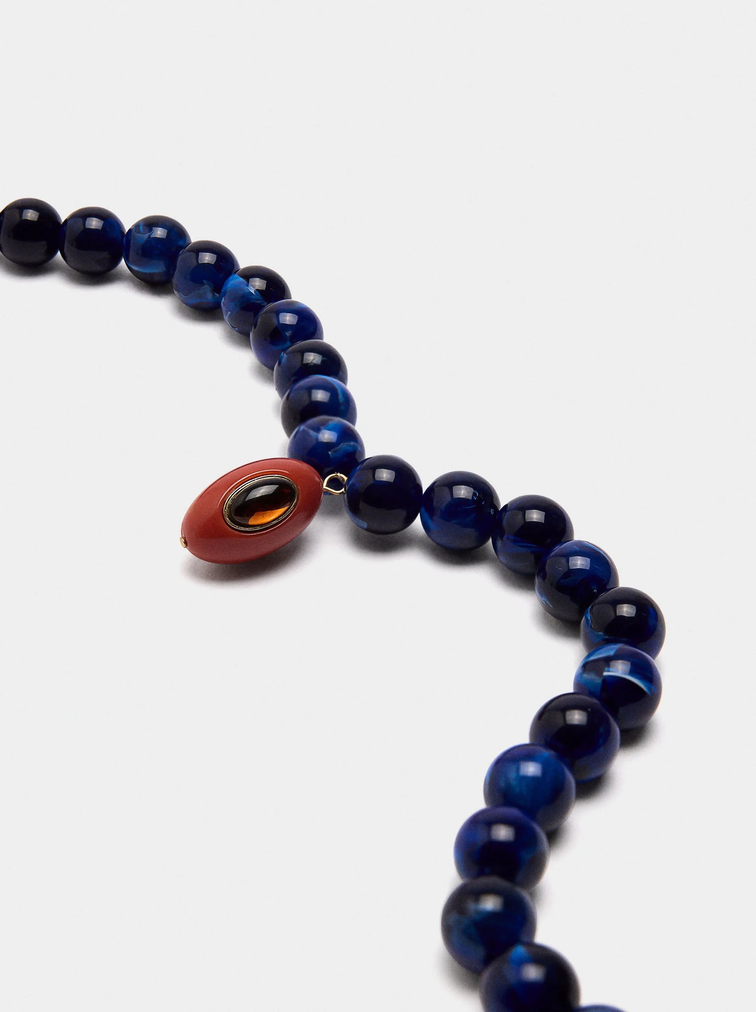 Collar corto de cuentas con colgante