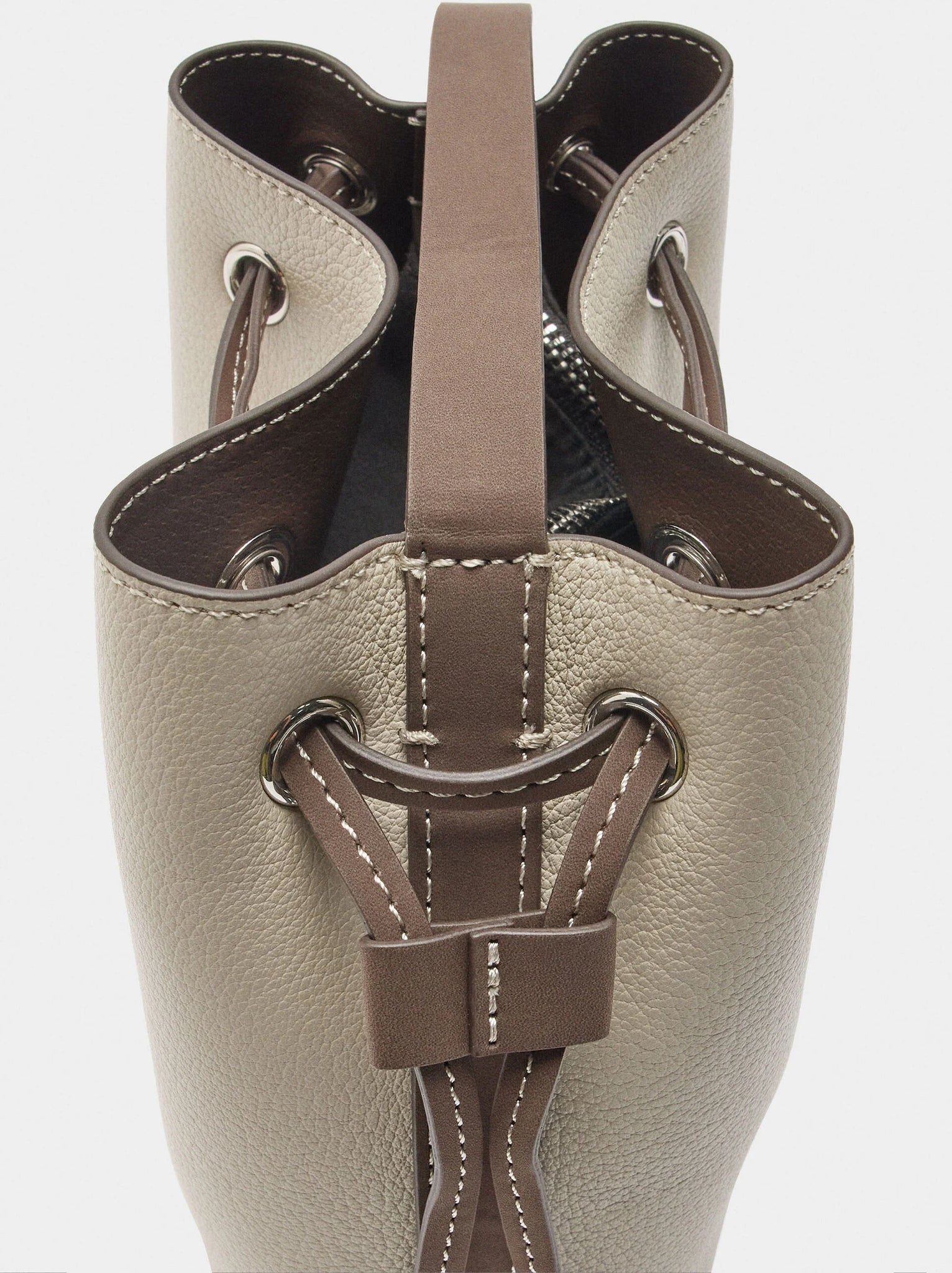 Bolso bandolera con cordón