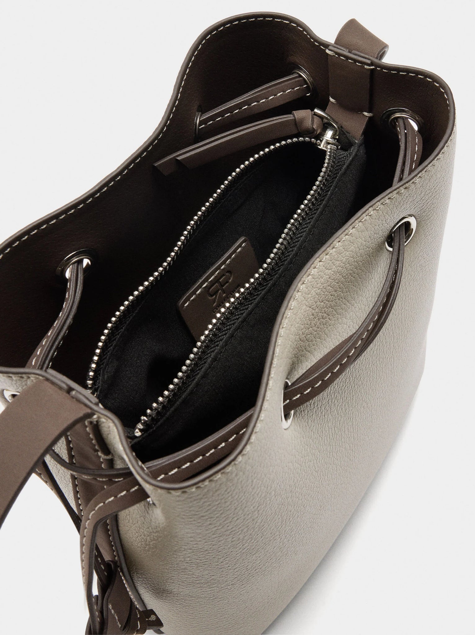 Bolso bandolera con cordón