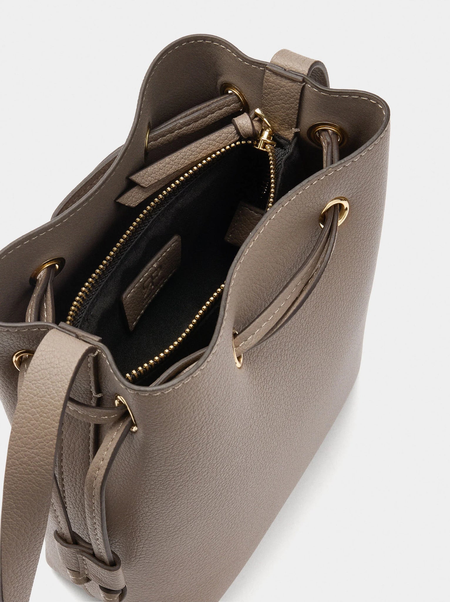 Bolso bandolera con cordón