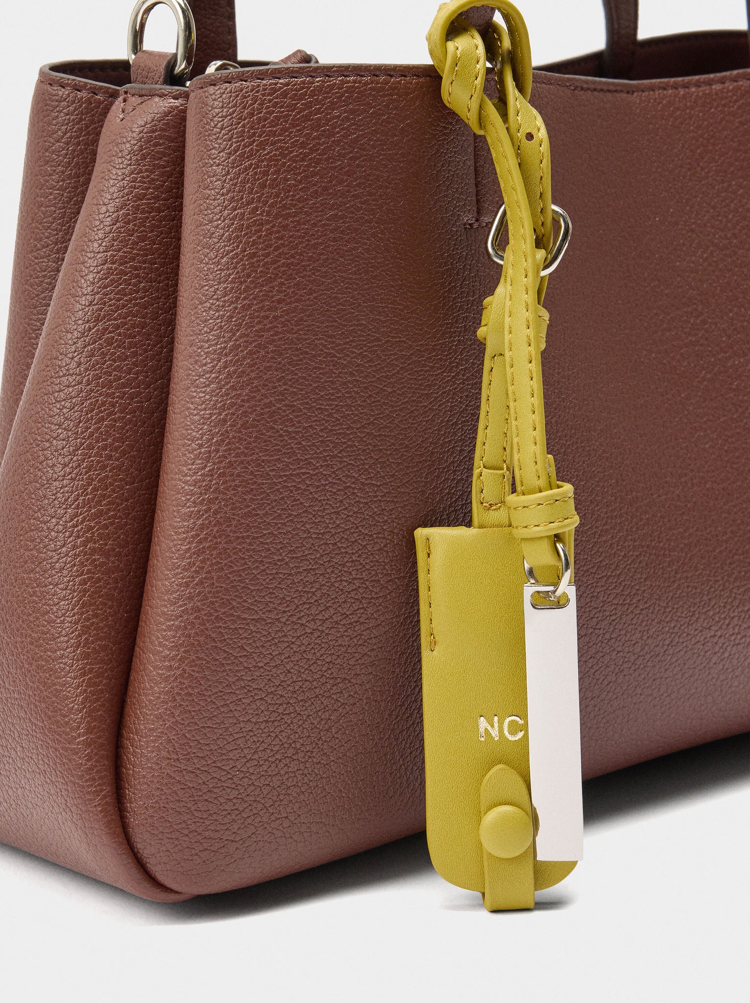 Bolso tote liso con colgante