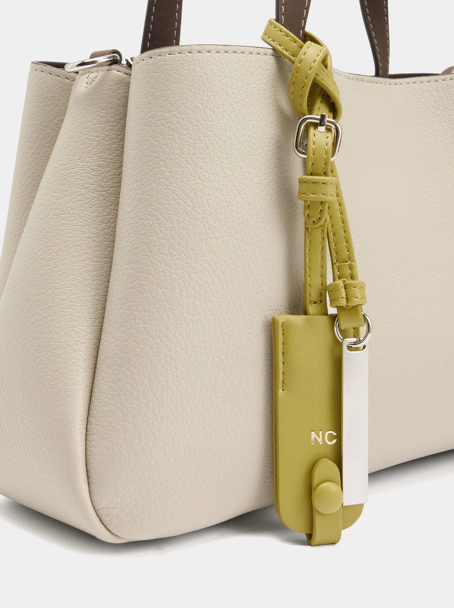 Bolso tote liso con colgante