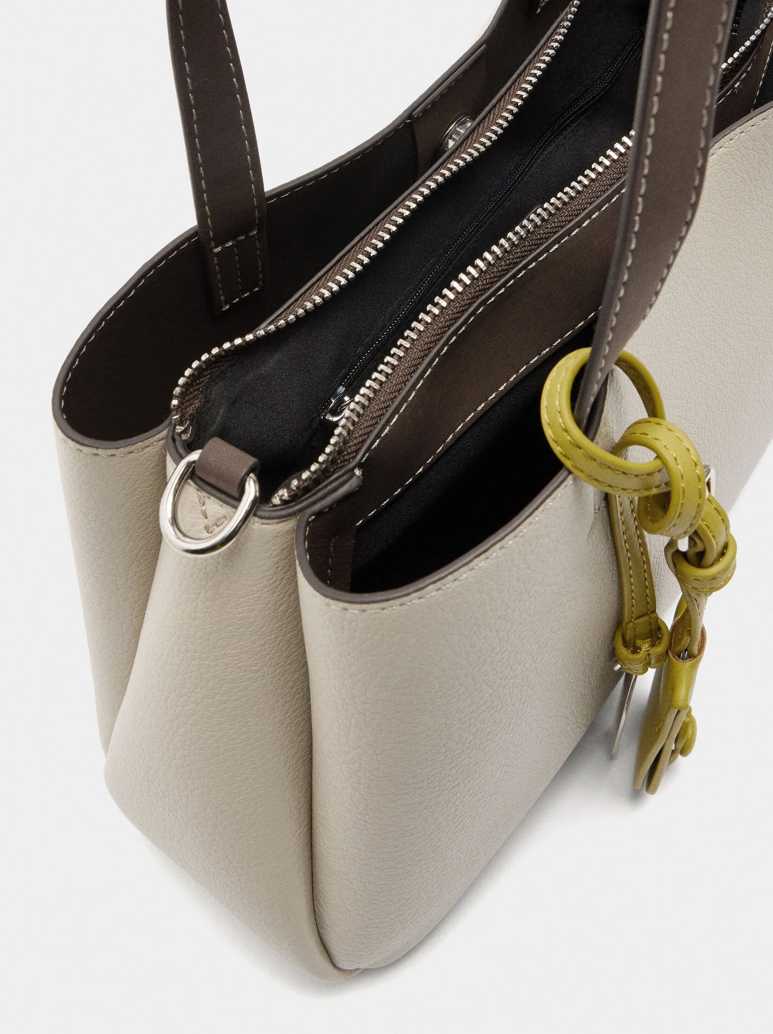 Bolso tote liso con colgante