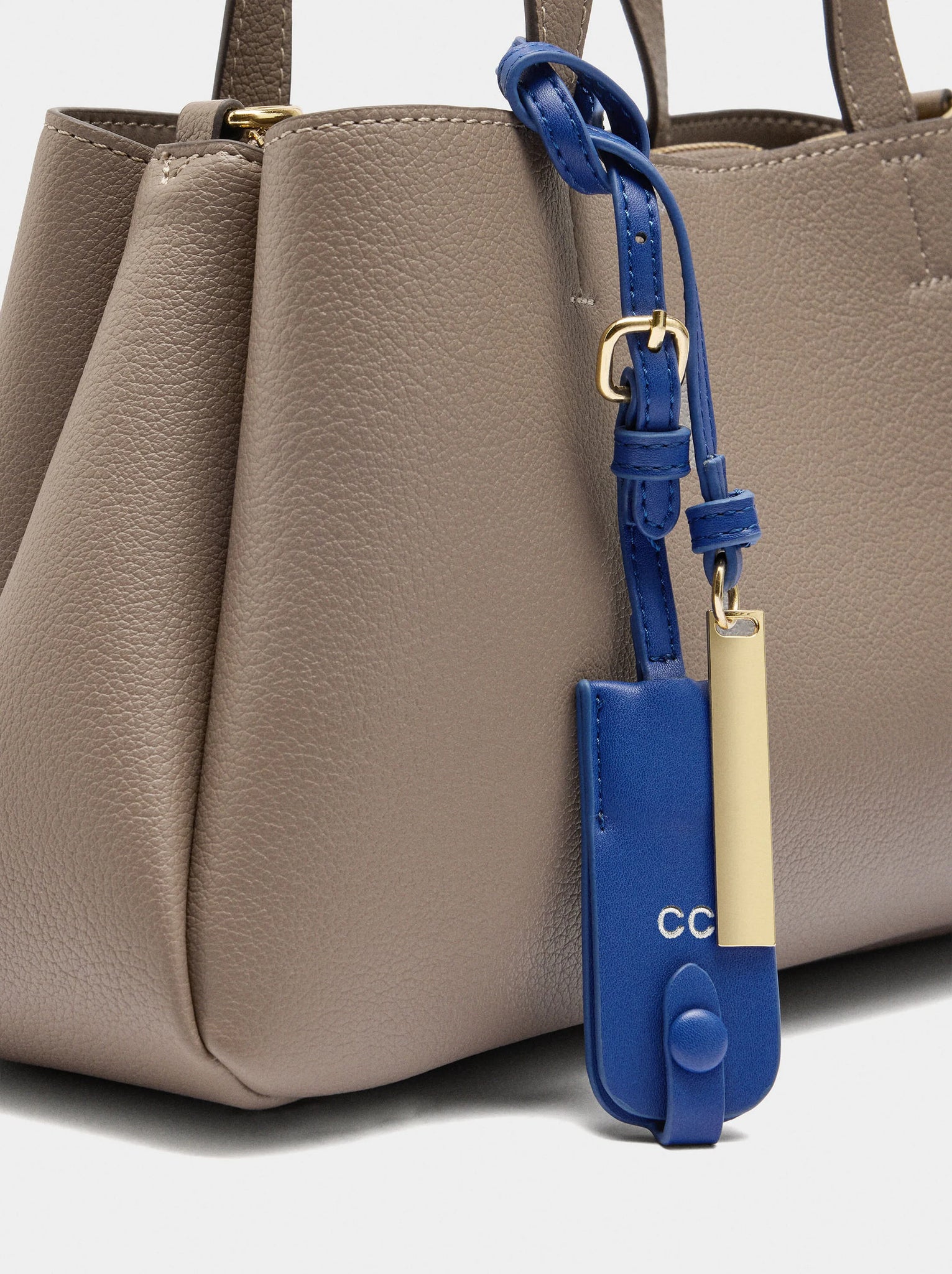 Bolso tote liso con colgante