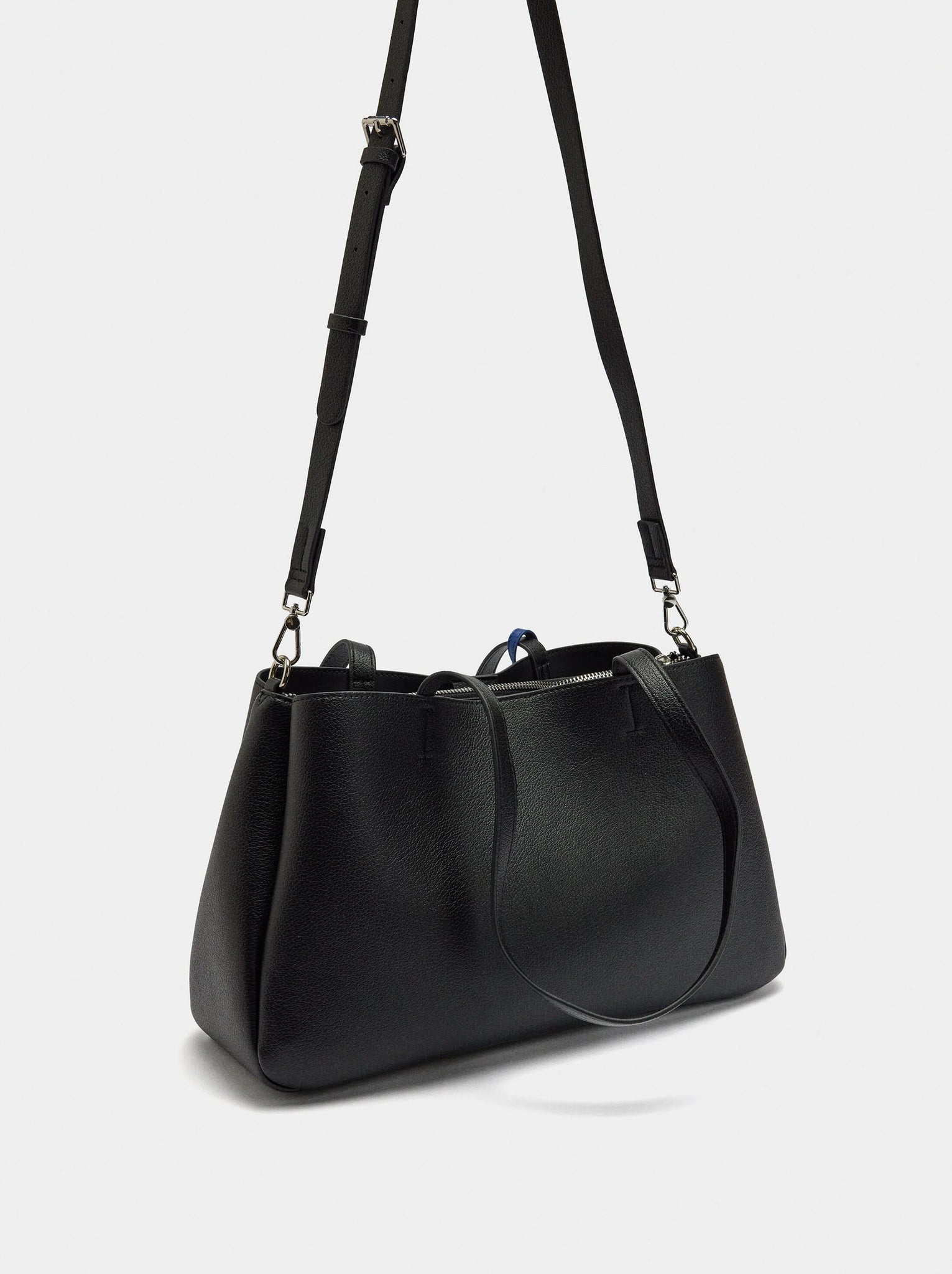 Bolso shopper liso con colgante