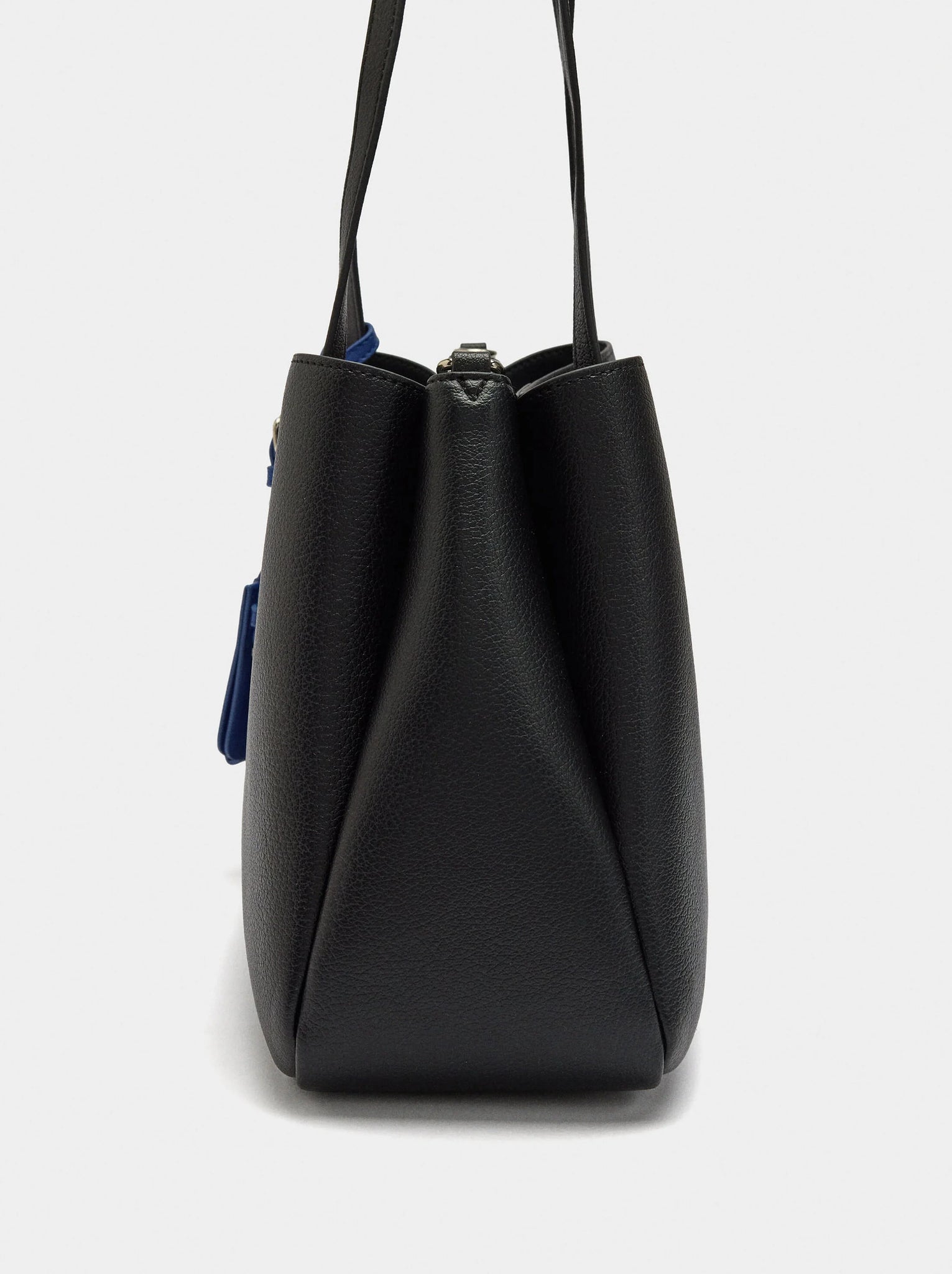 Bolso shopper liso con colgante