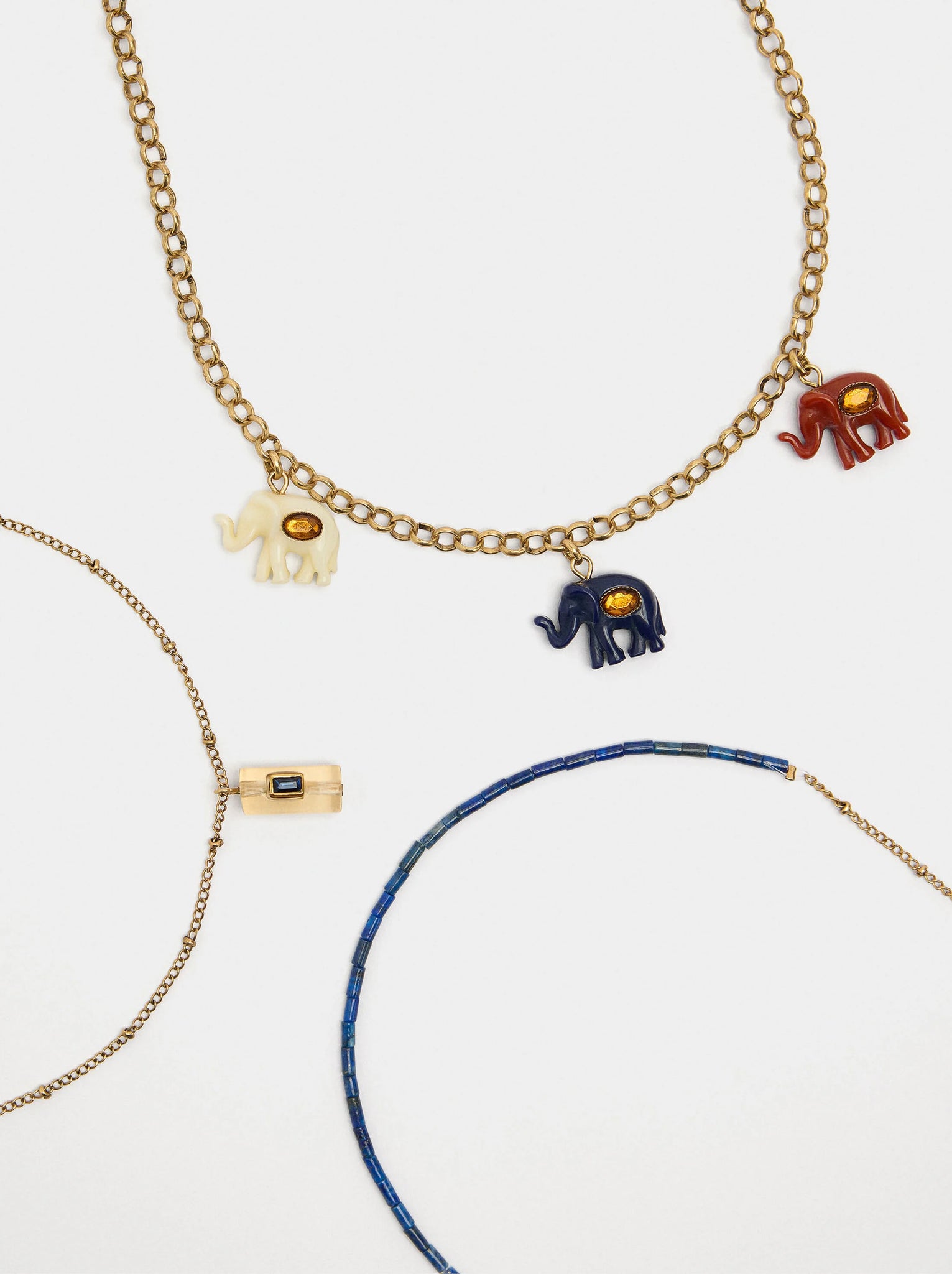 Set de collares con elefantes