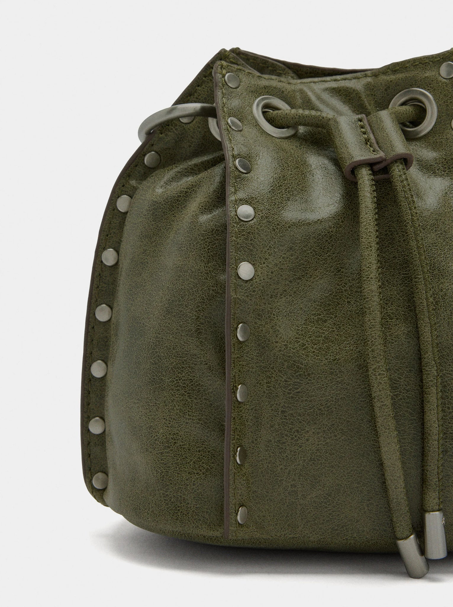 Bolso bombonera con tachuelas