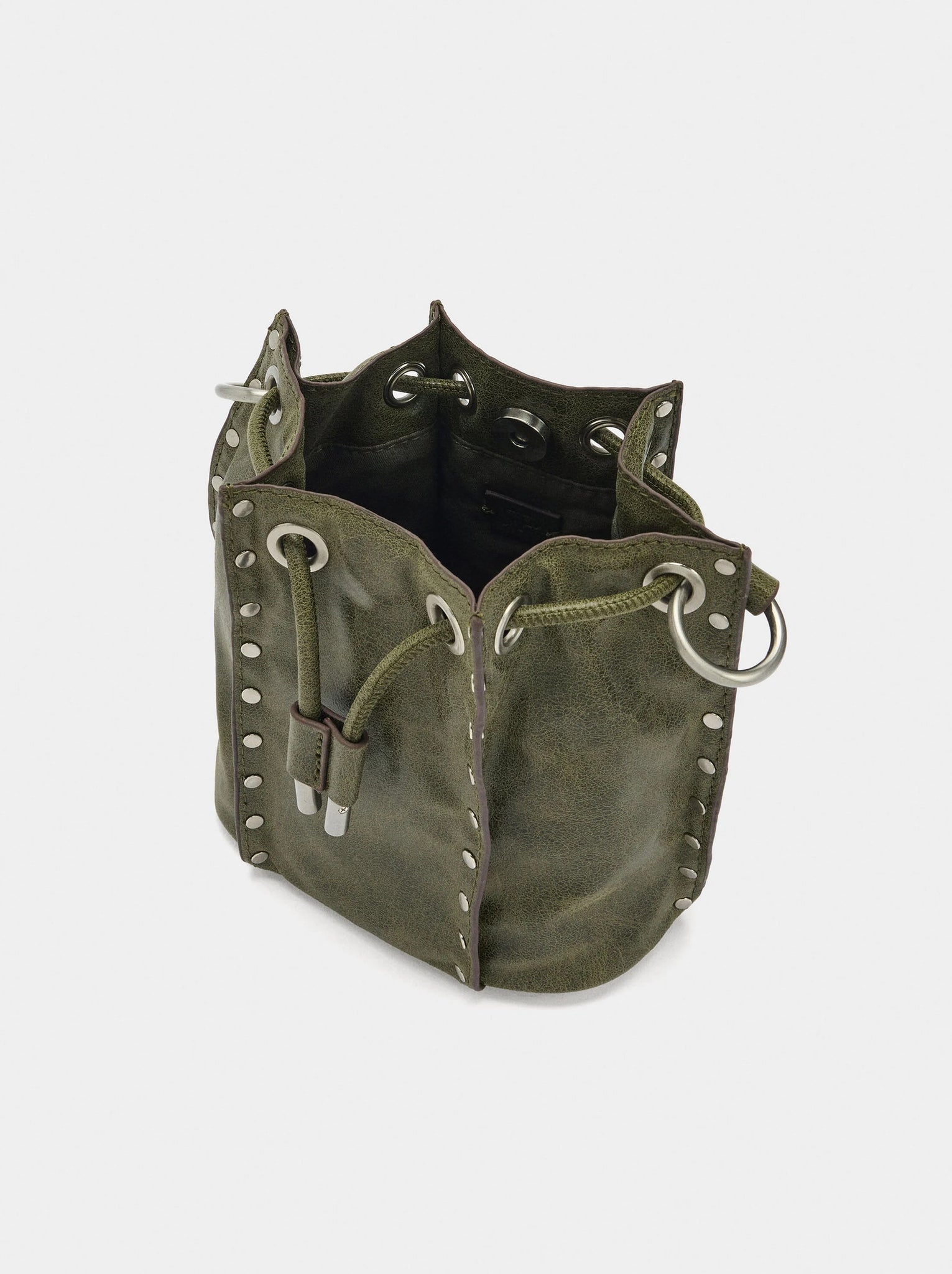 Bolso bombonera con tachuelas