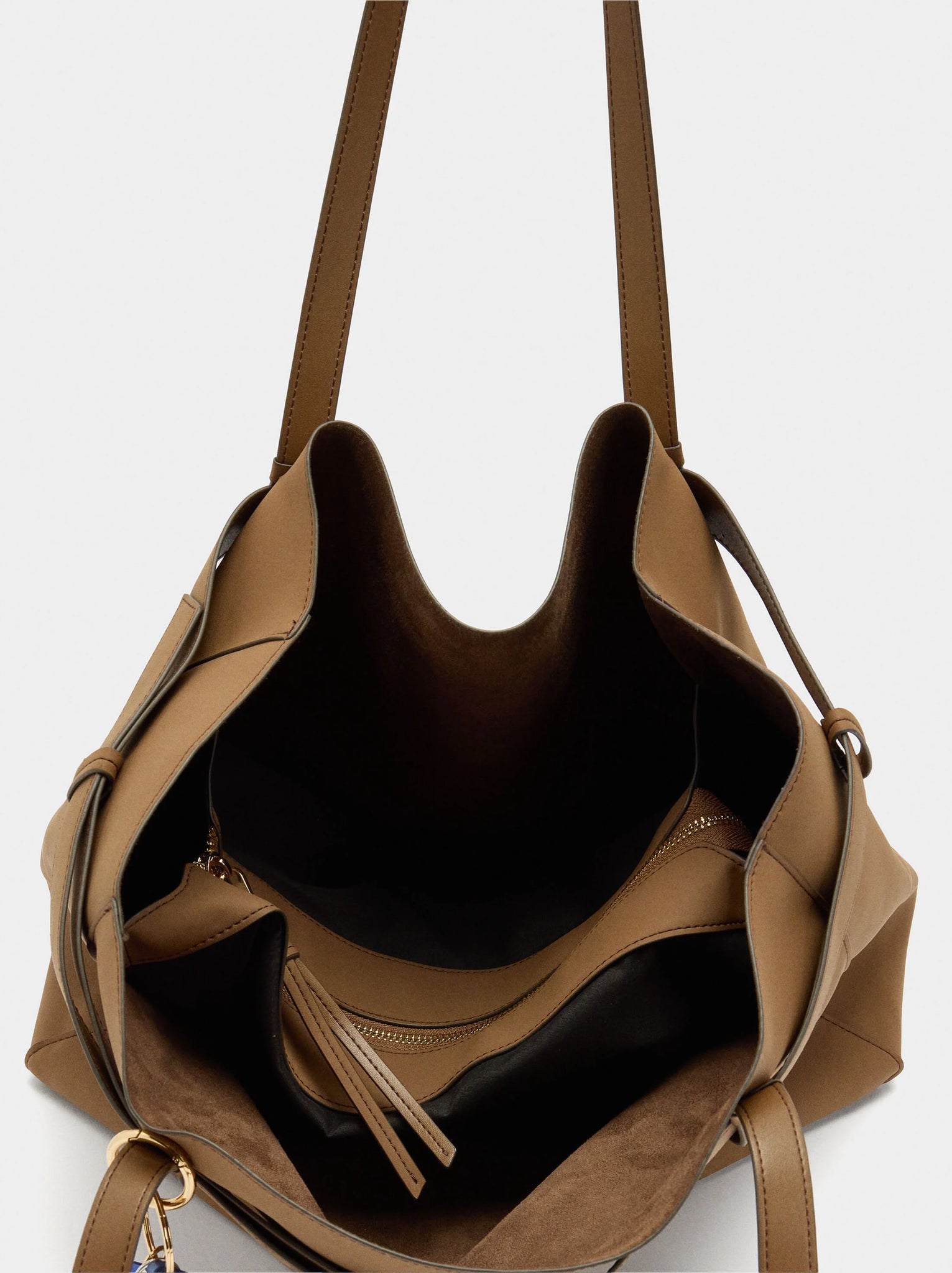 Bolso shopper con cinturón y colgante