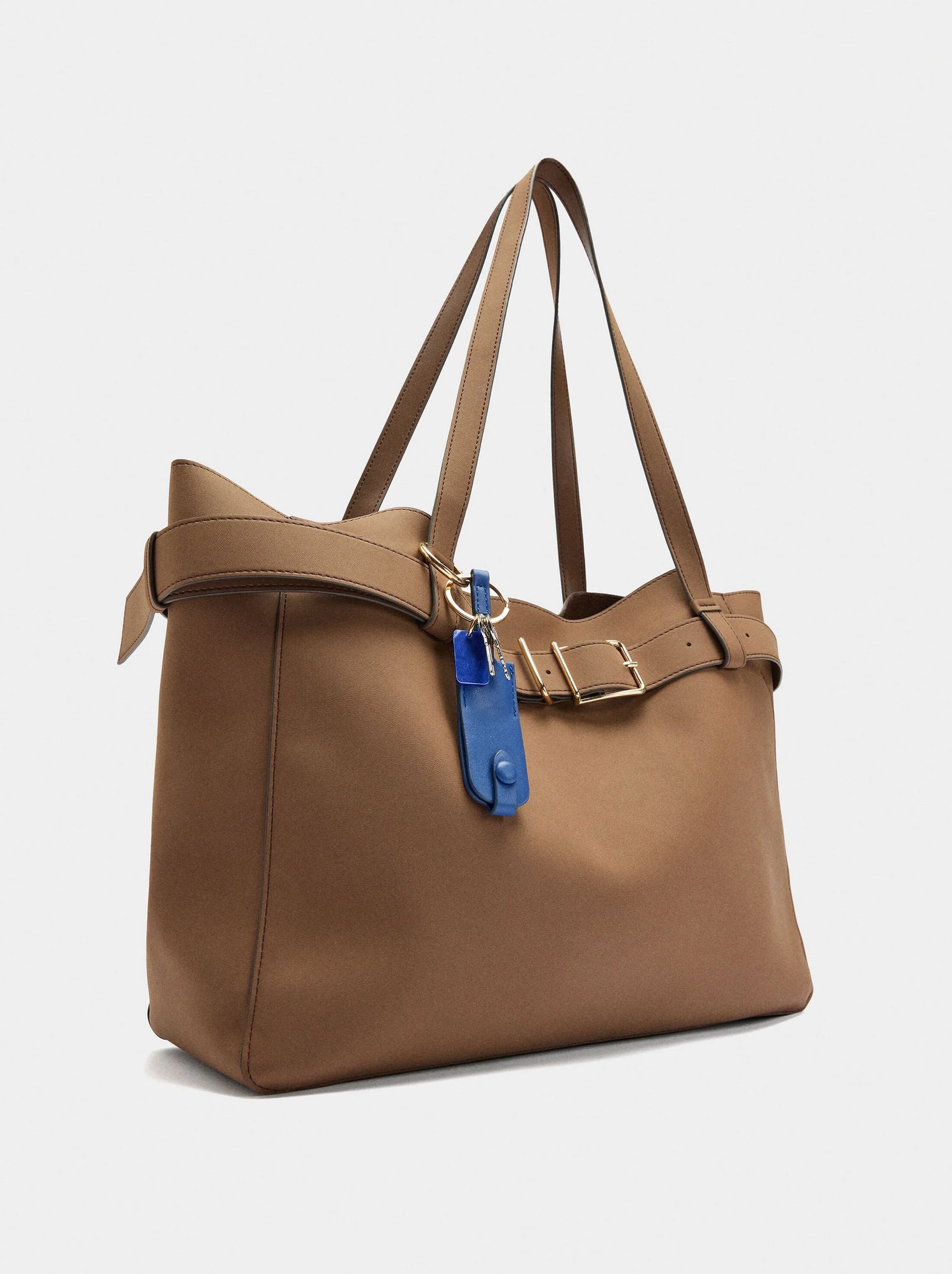 Bolso shopper con cinturón y colgante