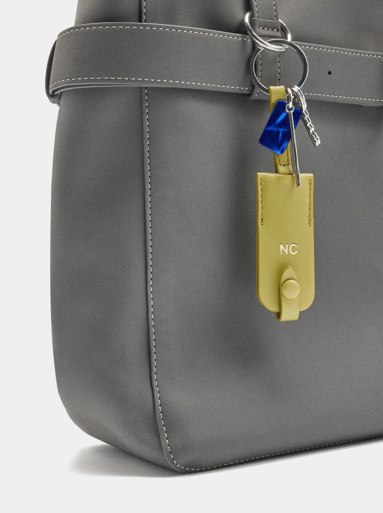 Bolso shopper con cinturón y colgante