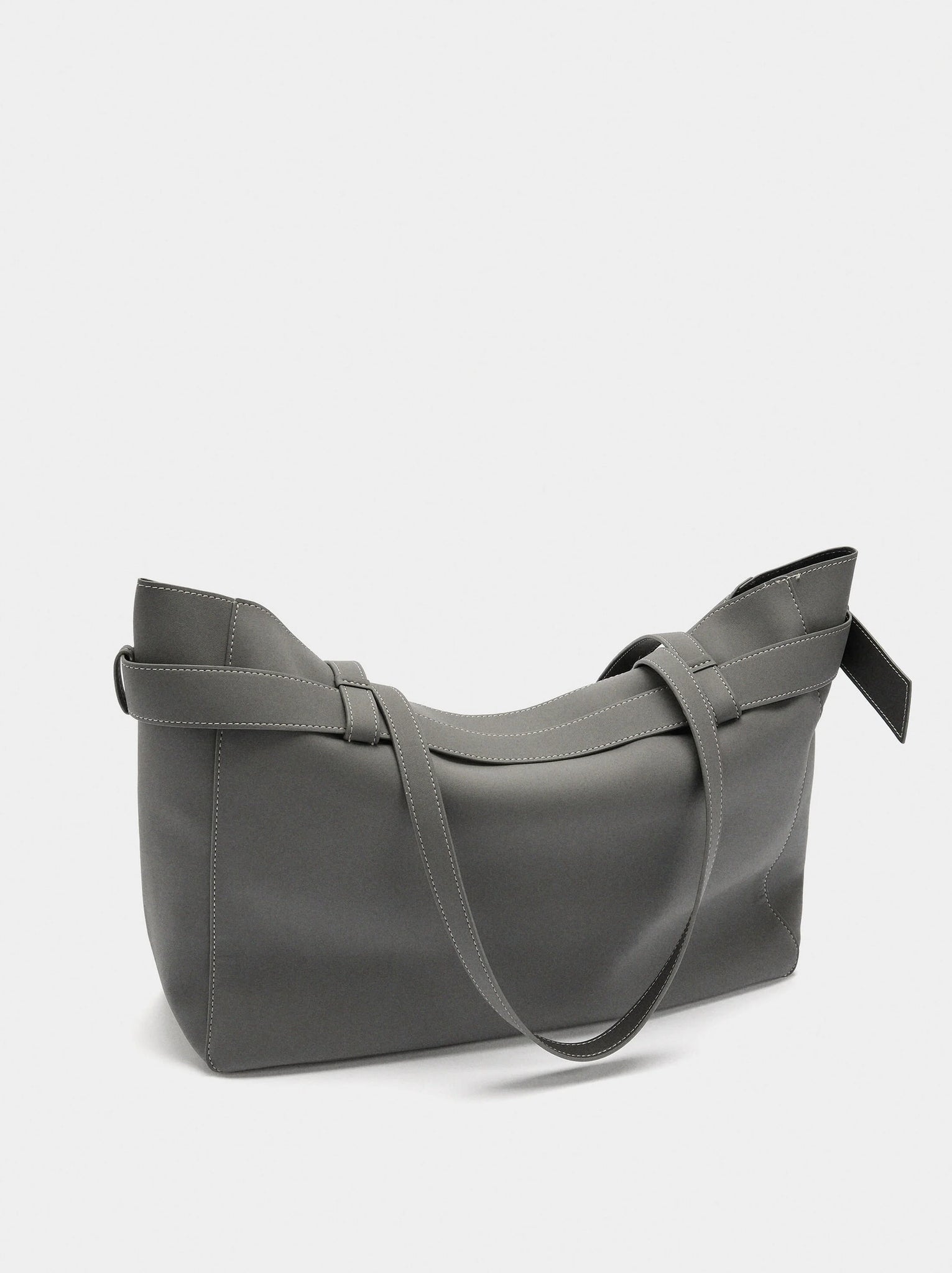 Bolso shopper con cinturón y colgante