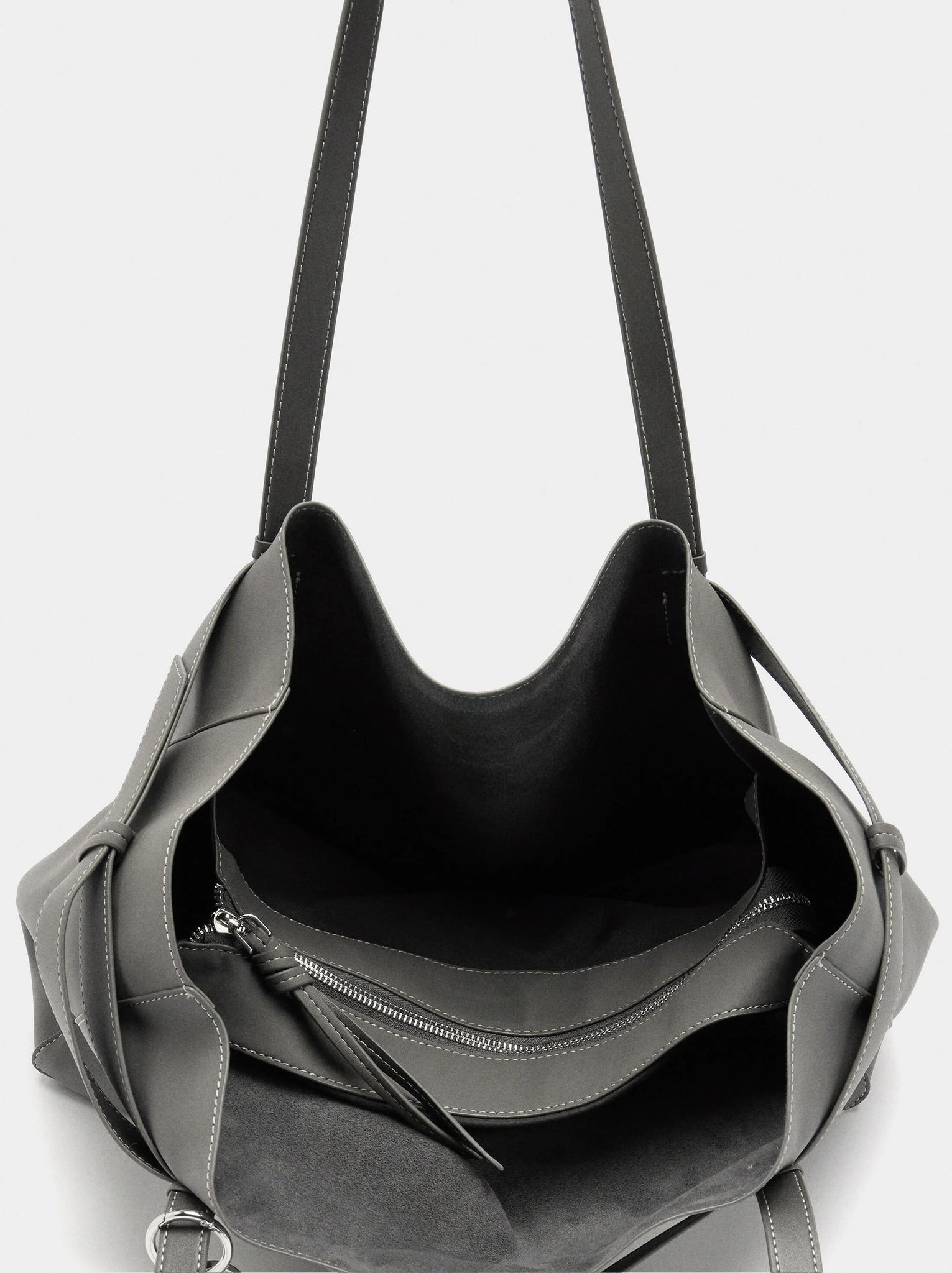 Bolso shopper con cinturón y colgante