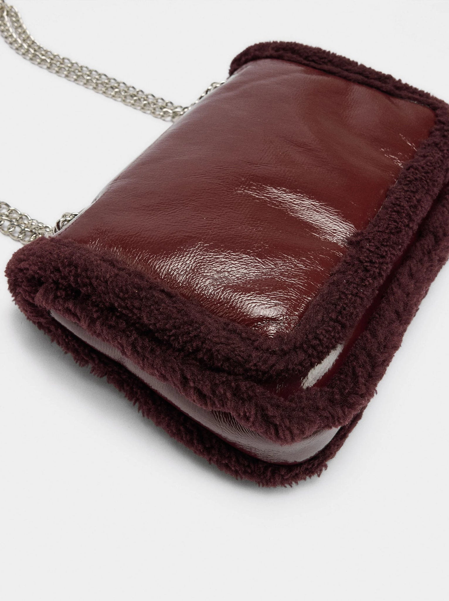 Bolso de hombro con bordes efecto pelo