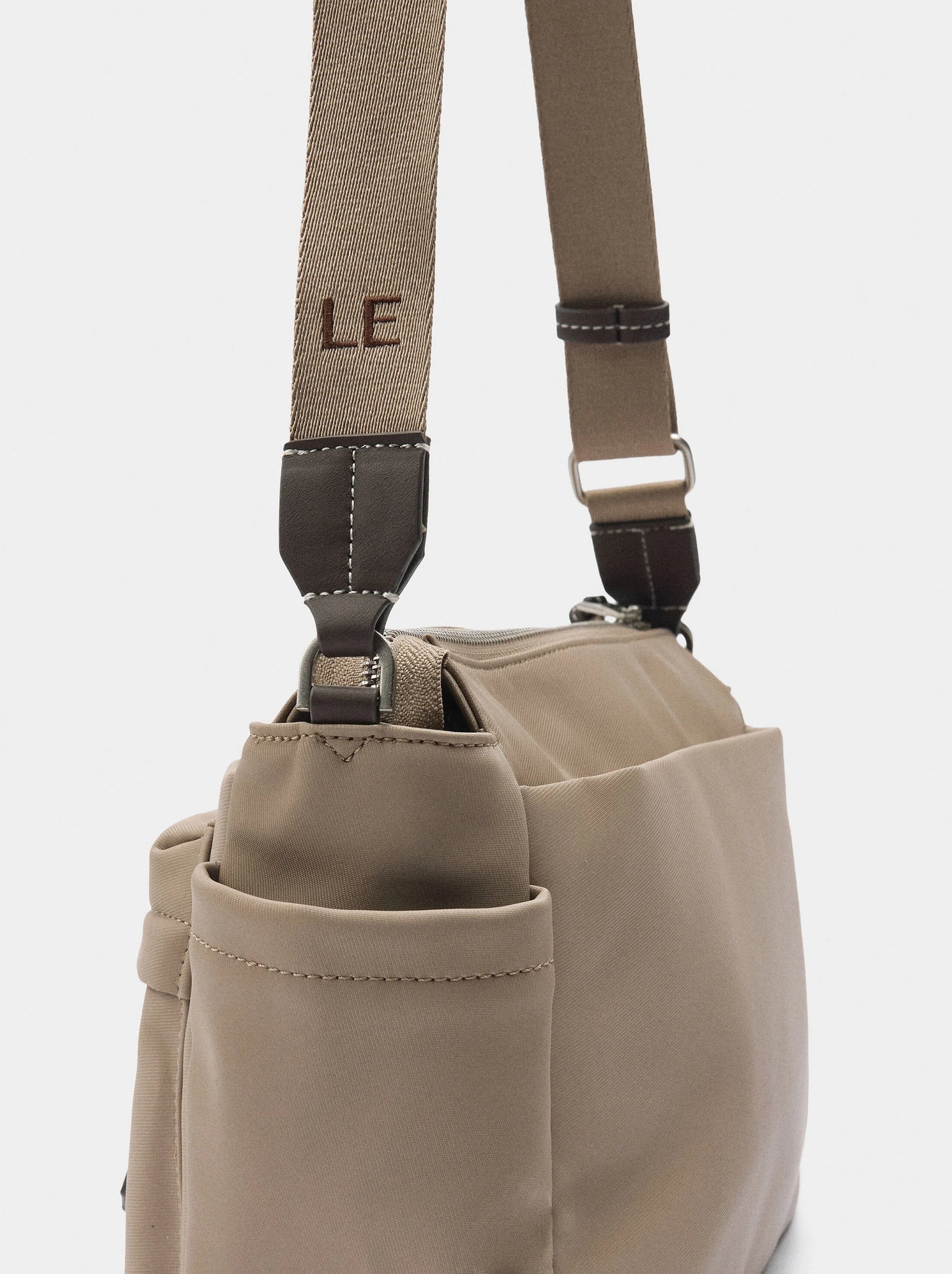 Bolso bandolera efecto nylon