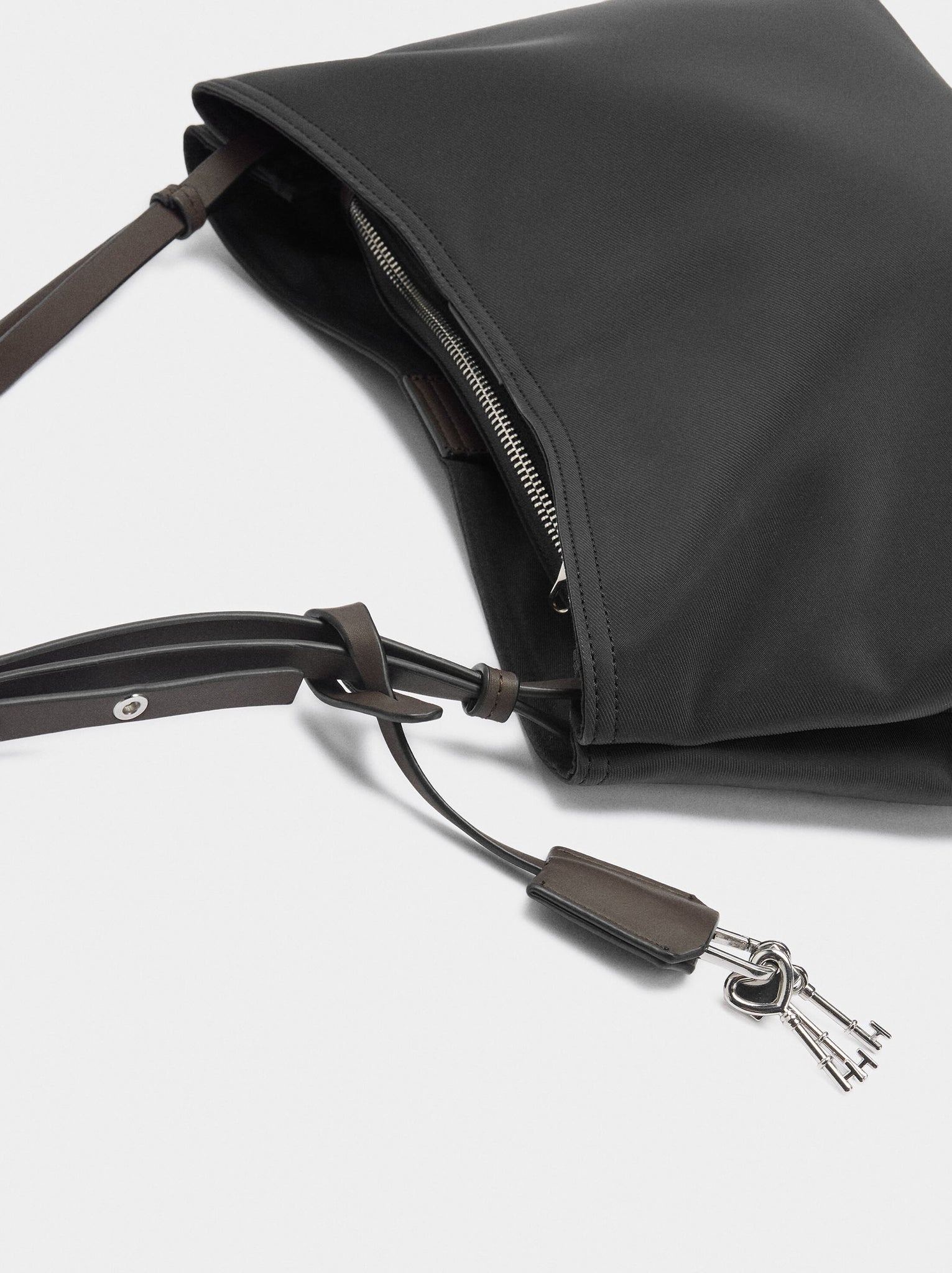 Bolso shopper de nylon con colgante