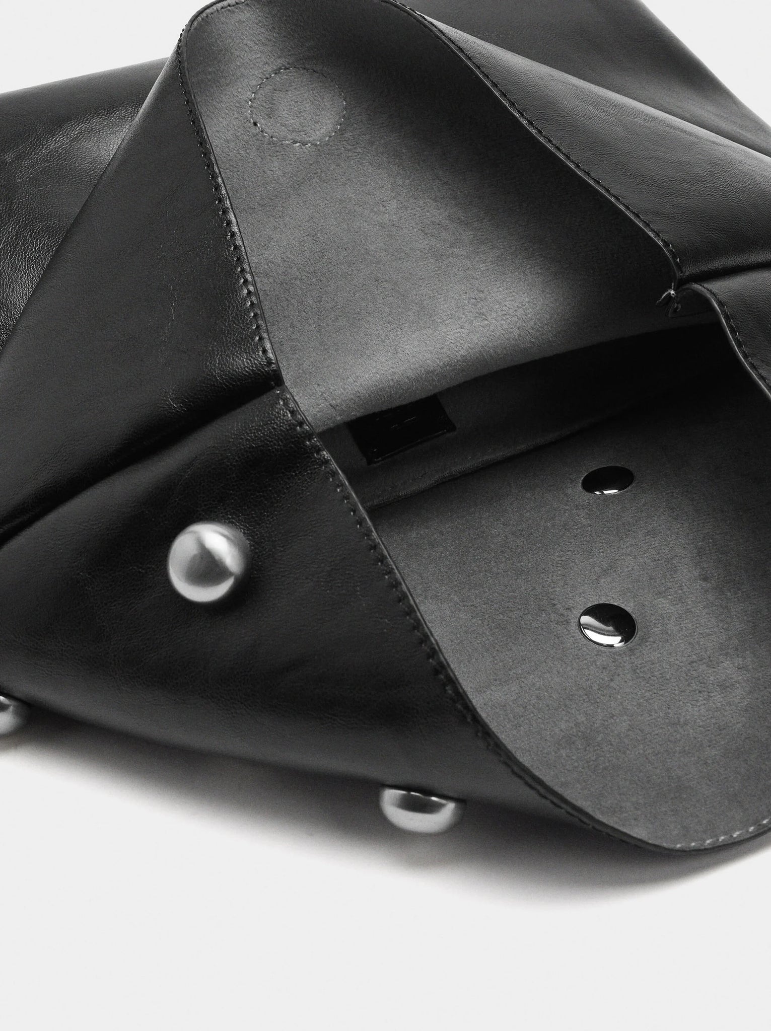 Bolso de mano con esferas y solapa