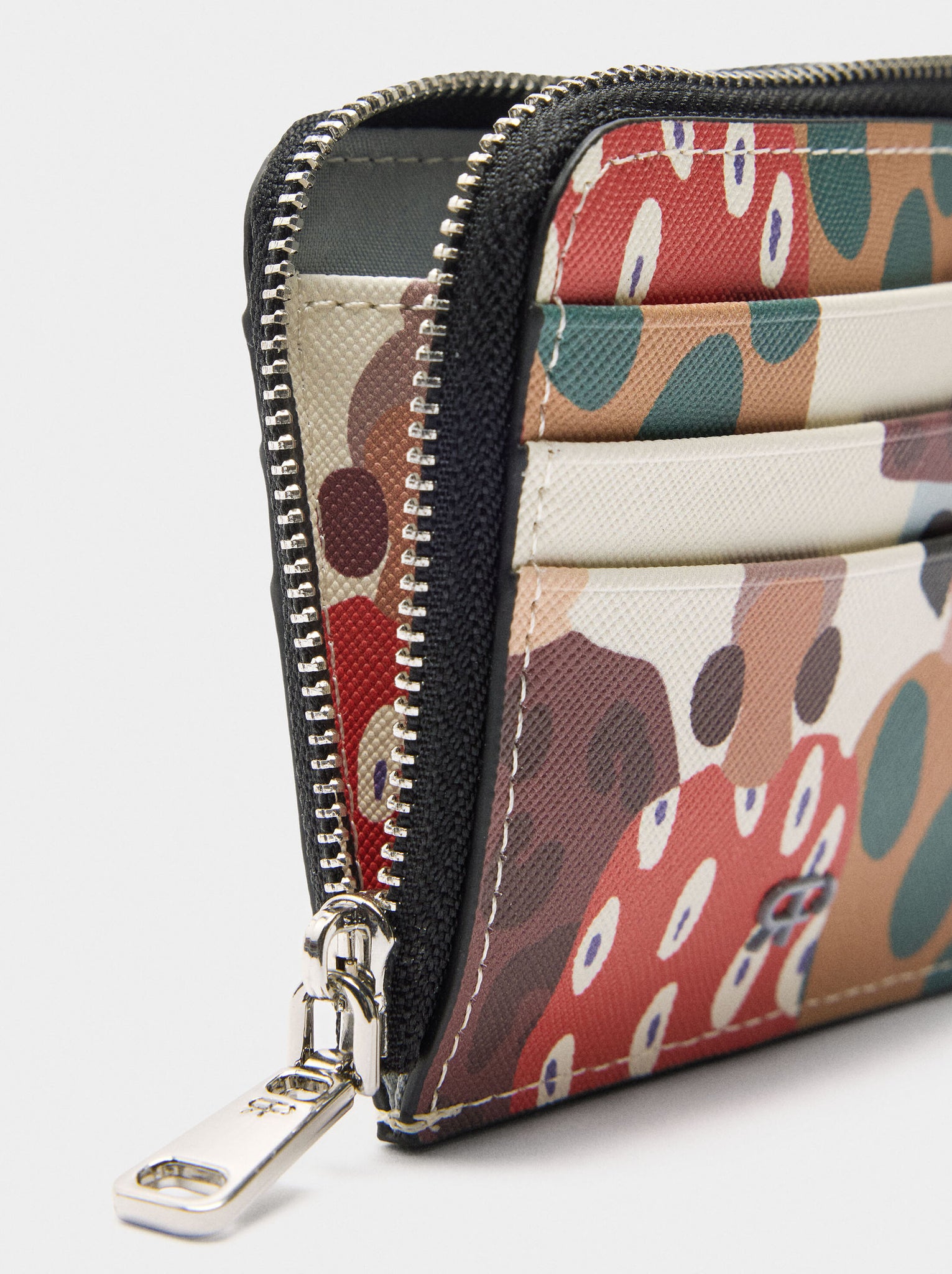 Tarjetero estampado con textura