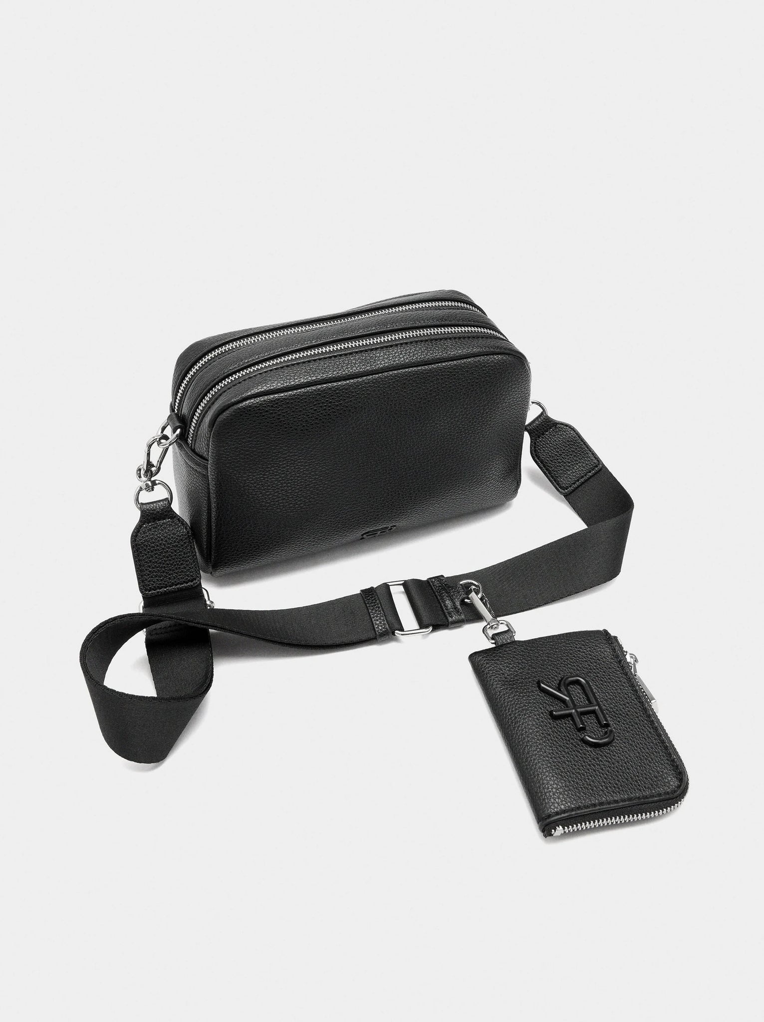 Bolso bandolera cierre doble y colgante